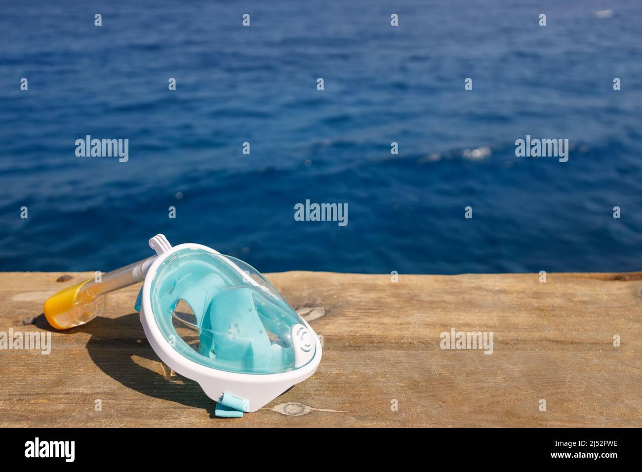 Schnorchelmaske auf Holzponton Stockfoto