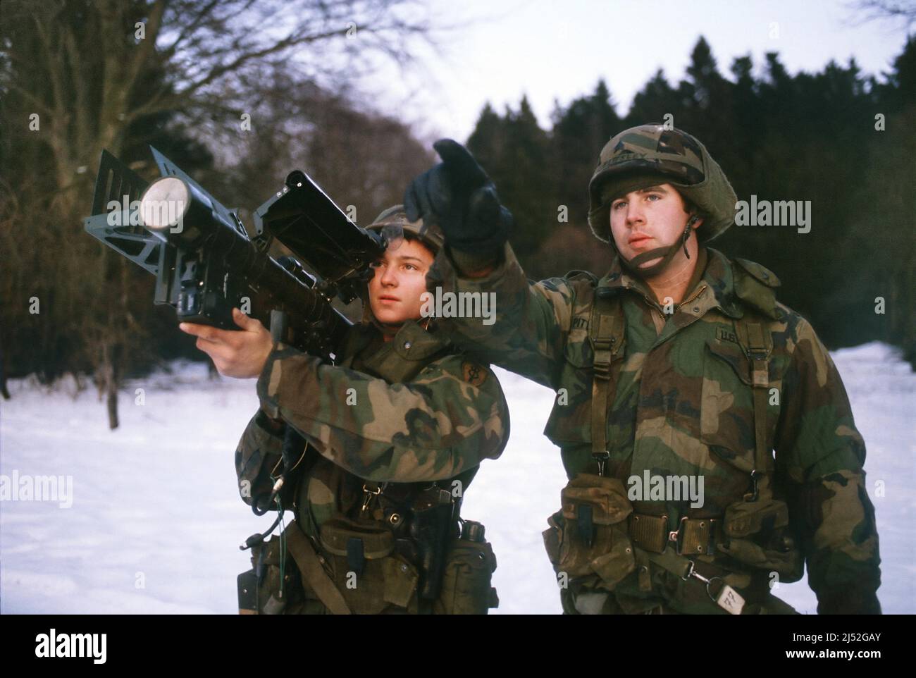 US-Armee, Soldaten mit Flak-Raketenwerfer „Stinger“ bei NATO-Übungen in Deutschland (November 1990) Stockfoto