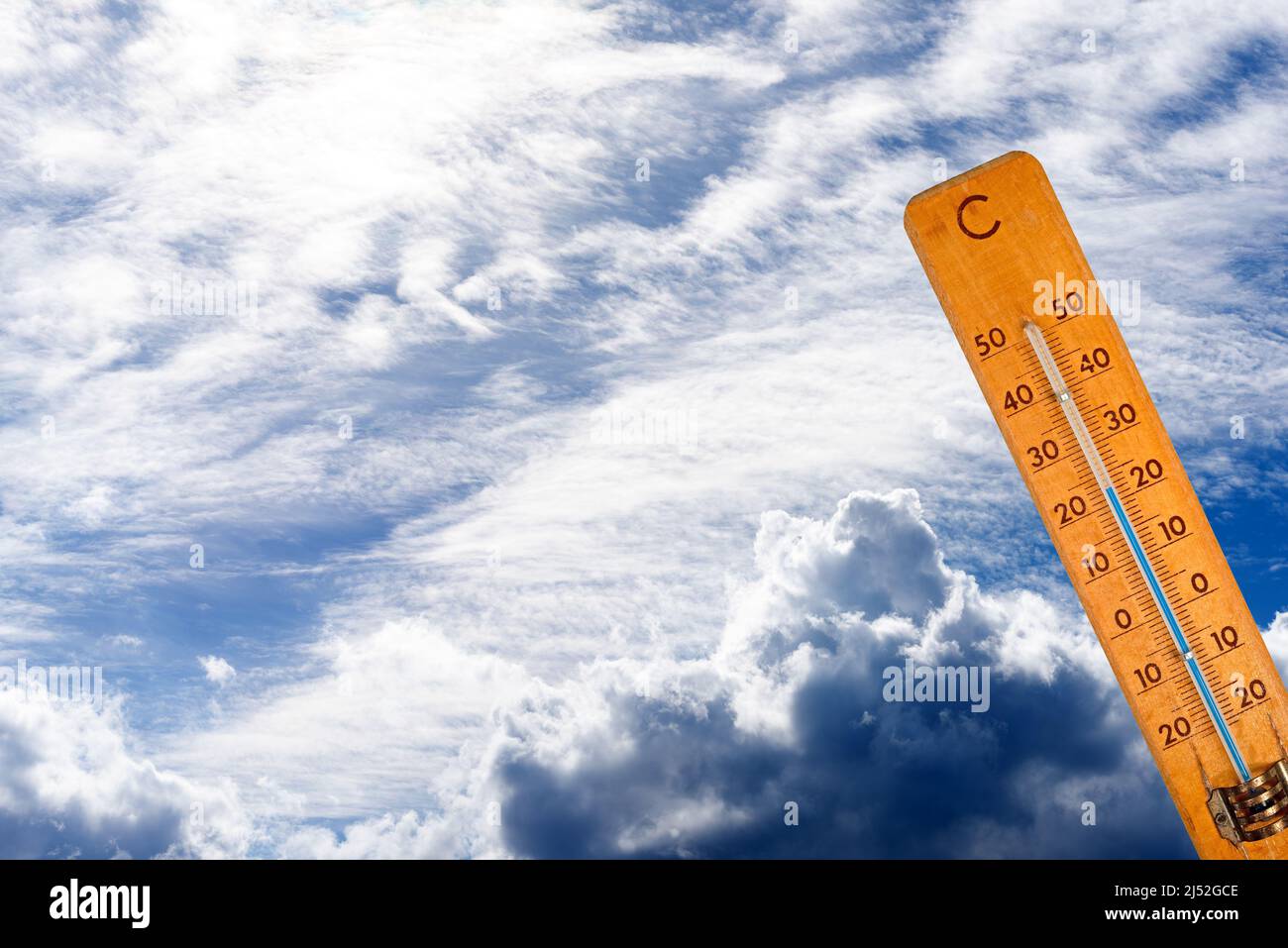 Thermometer gegen den Himmel mit Wolken Stockfoto