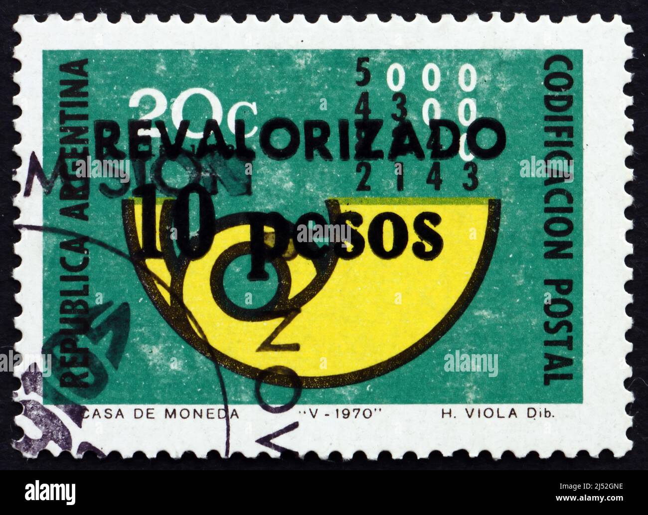 ARGENTINIEN - UM 1975: Eine in Argentinien gedruckte Briefmarke zeigt Post Horn, um 1975 Stockfoto