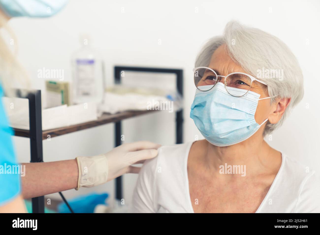 Ältere Frau im Gespräch mit ihrem Arzt und lächelt mittlere Nahaufnahme Krankenhaus Gesundheitskonzept . Hochwertige Fotos Stockfoto