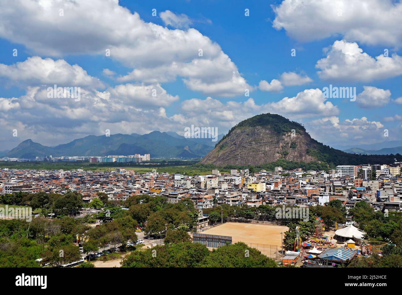 Himmel, Berg und Favela in Rio, Brasilien Stockfoto