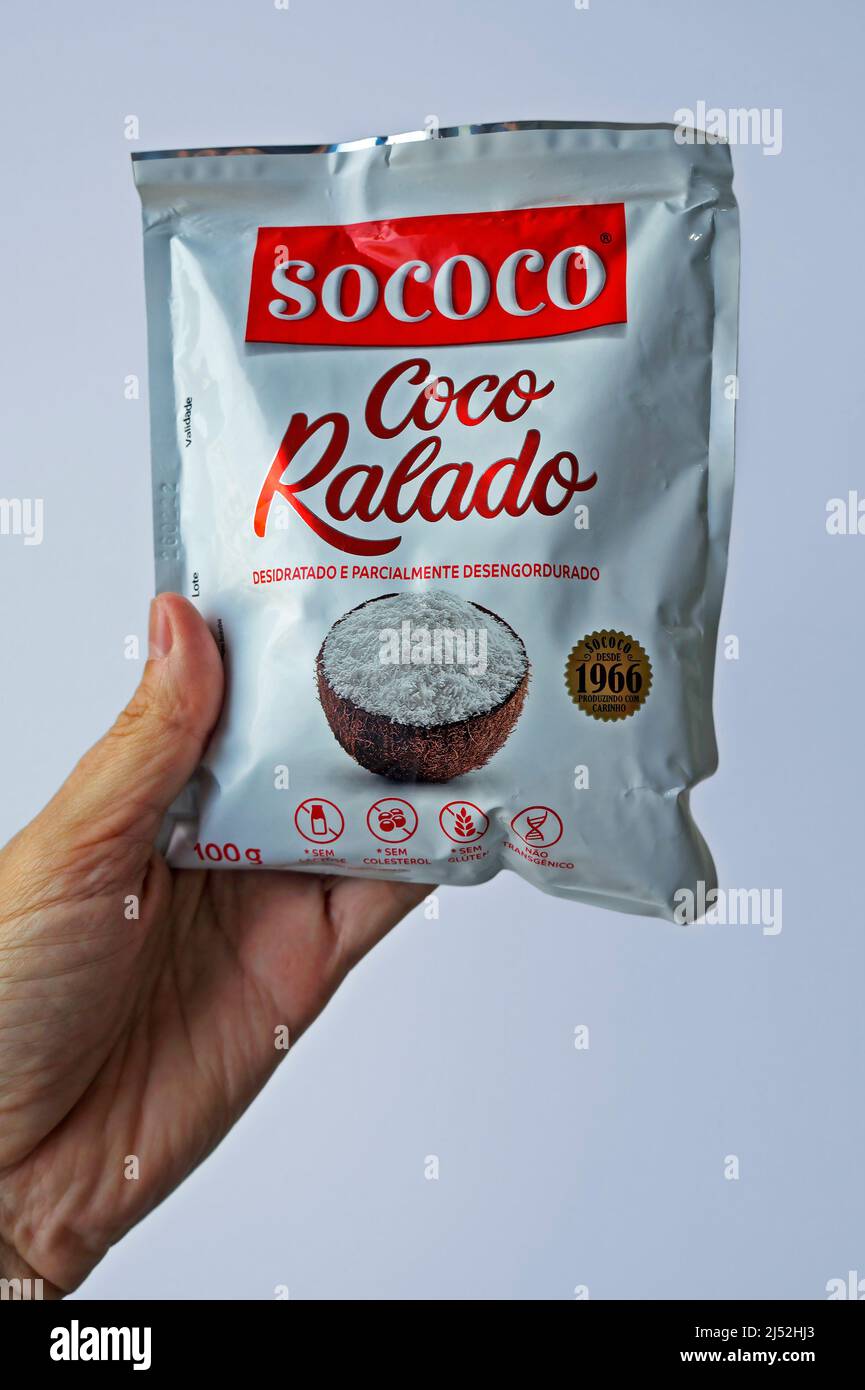 RIO DE JANEIRO, BRASILIEN - 17. APRIL 2021: Geriebene Kokosnuss auf der Hand verpackt. Brasilianische Marke (Sococo) Stockfoto