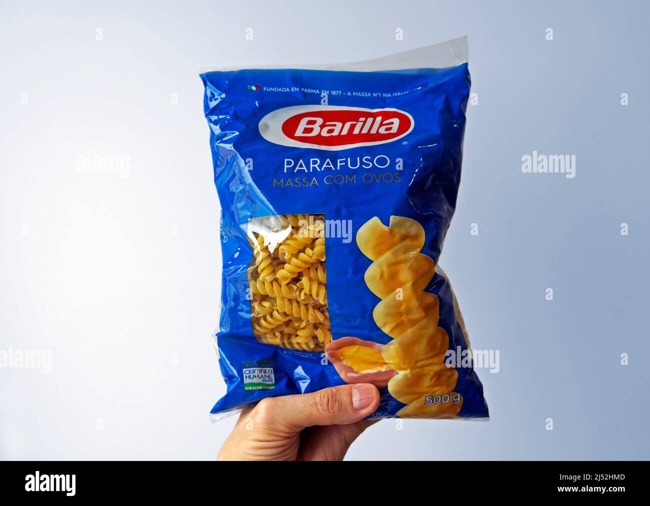 RIO DE JANEIRO, BRASILIEN - 17. APRIL 2021: Verpackte italienische Pasta auf der Hand (Barilla) Stockfoto