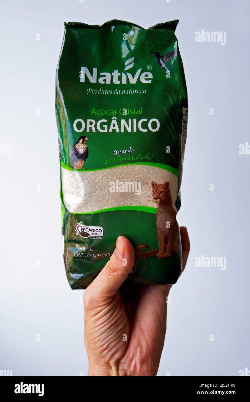 RIO DE JANEIRO, BRASILIEN - 17. APRIL 2021: Bio-Zucker verpackt zur Hand. Brasilianische Marke (Ureinwohner) Stockfoto
