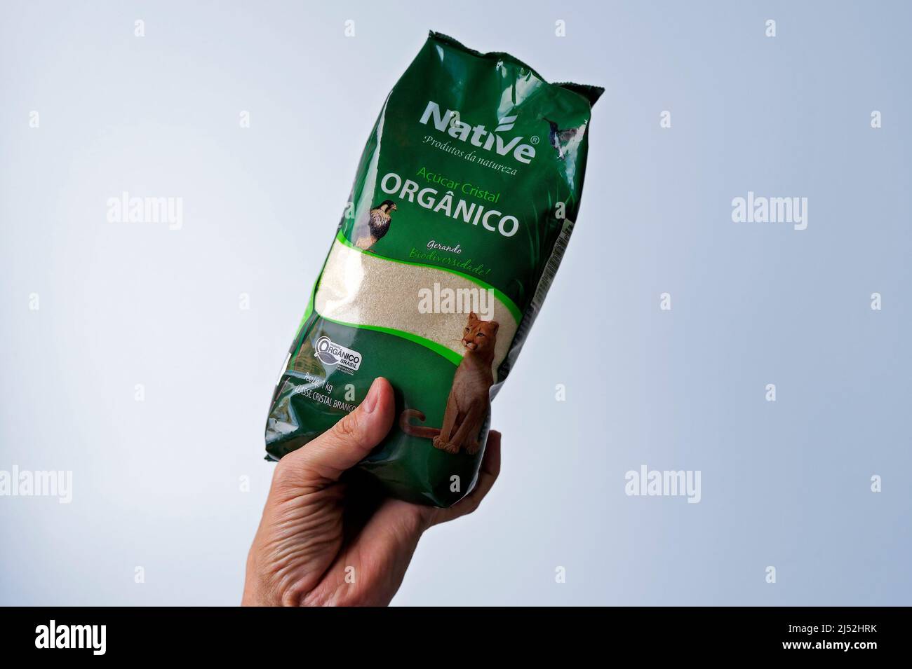 RIO DE JANEIRO, BRASILIEN - 17. APRIL 2021: Bio-Zucker verpackt zur Hand. Brasilianische Marke (Ureinwohner) Stockfoto