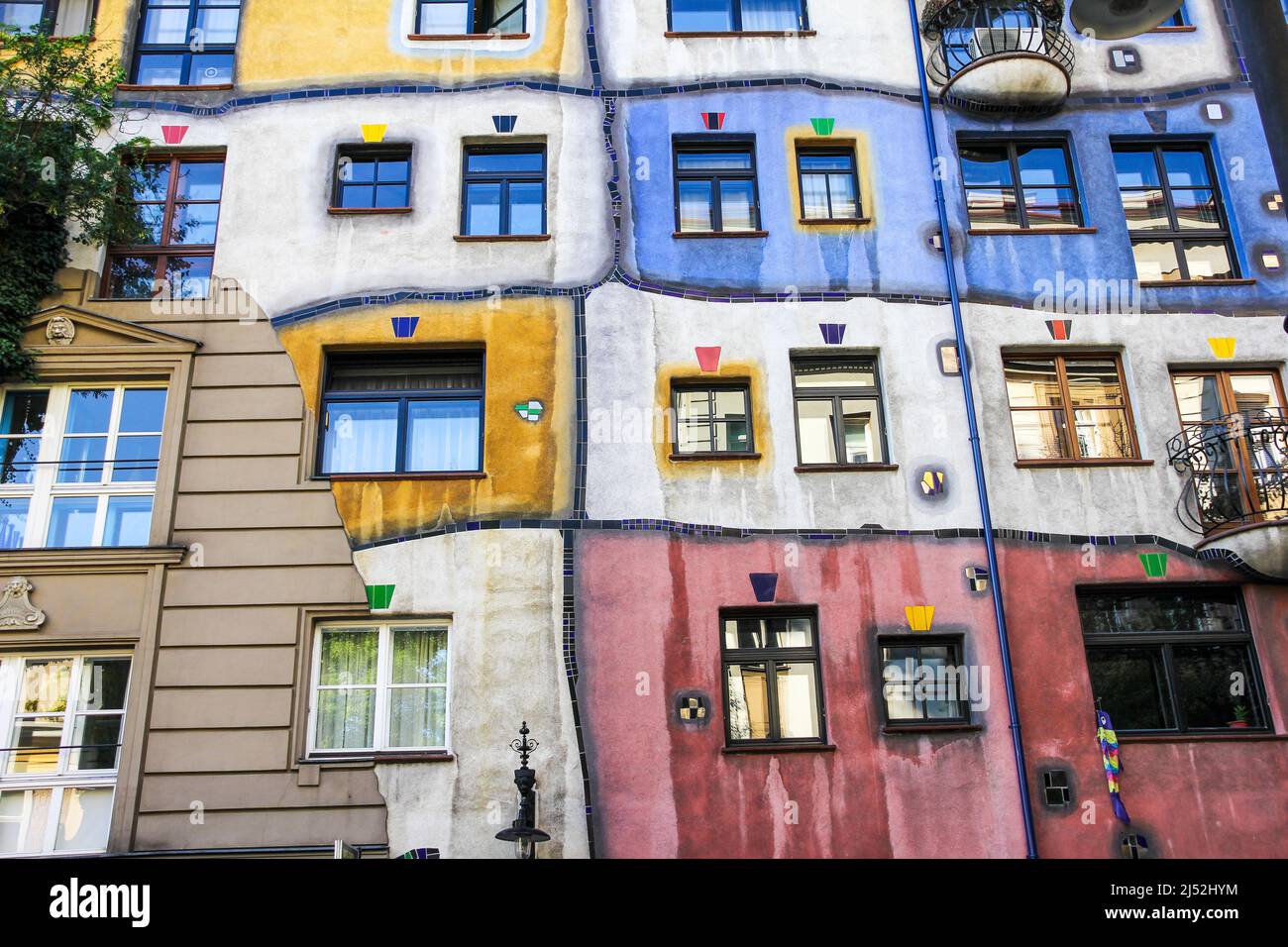 Wien, Österreich - 22. August 2015: Blick auf das Hundertwasserhaus in Wien, Österreich. Idee und Konzept des österreichischen Künstlers Friedensreich Hundertwasser. Stockfoto