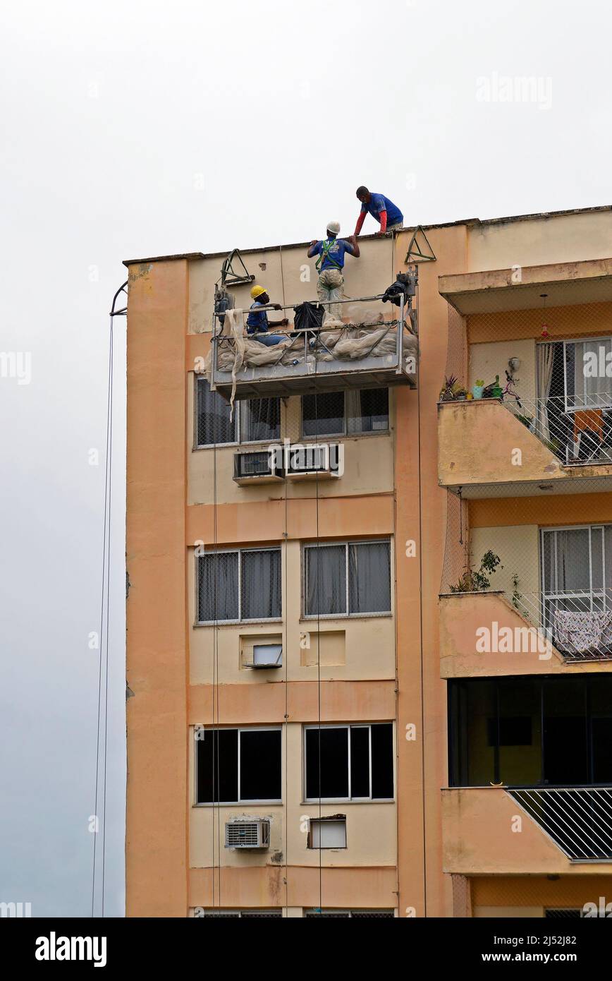 RIO DE JANEIRO, BRASILIEN - 03. AUGUST 2021: Arbeiter reparieren eine Gebäudefassade Stockfoto