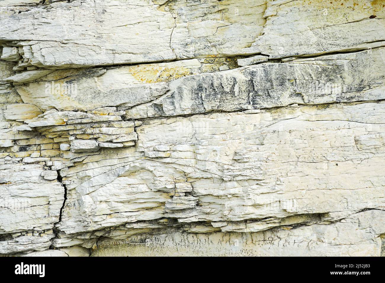 Abstrakte Kalksteinstruktur, Relief aus natürlichem Kalkstein mit Schichten und Rissen Stockfoto