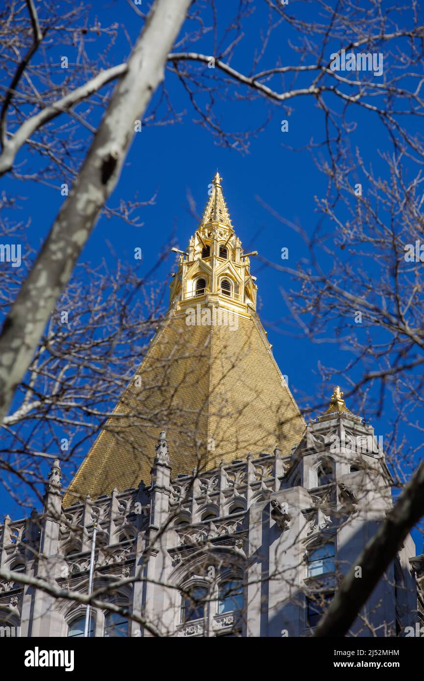 Das New York Life Insurance Building, Cass Gilbert, in der Nähe des Madison Square Park, New York, NY, USA. Die achteckige Krone hat jetzt goldfarbene Keramikfliesen. Stockfoto