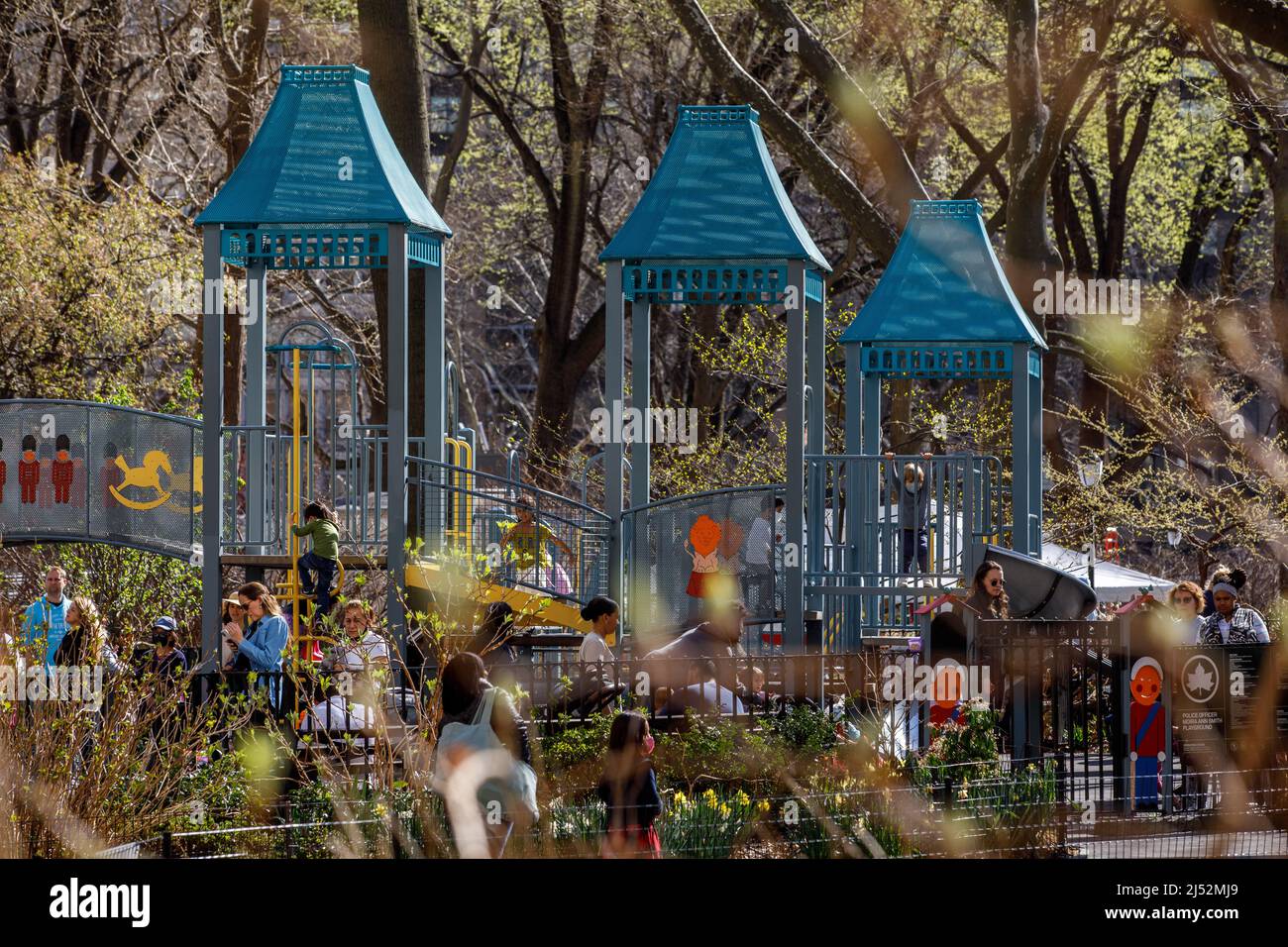 Familien und Kinder spielen, gehen Hunde, im Madison Square Park, New York, NY, USA. Stockfoto