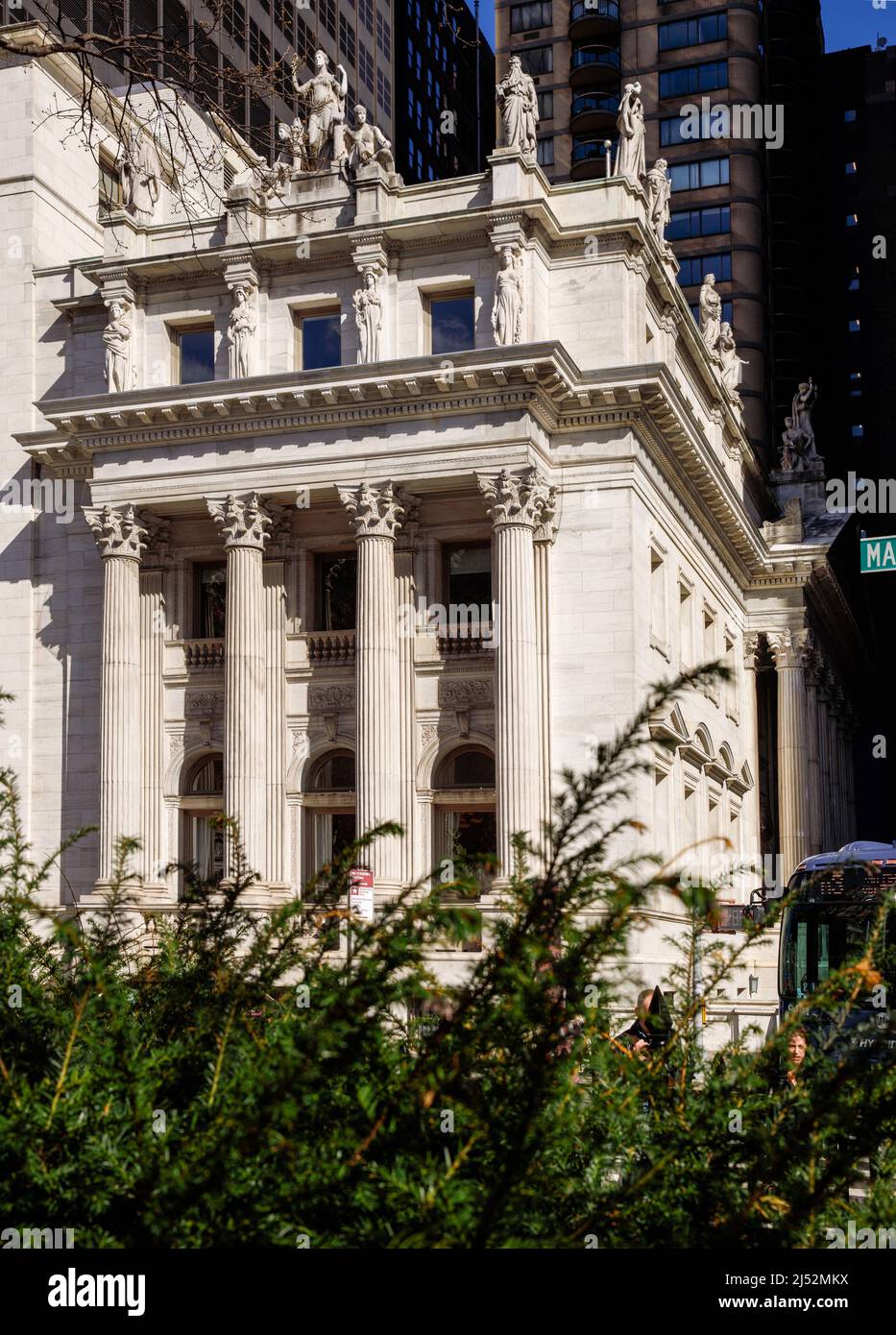 Appellate Division Courthouse, Oberster Gerichtshof des Bundesstaates New York, NY, USA. Oben ist die Skulptur von Daniel Chester French. Stockfoto