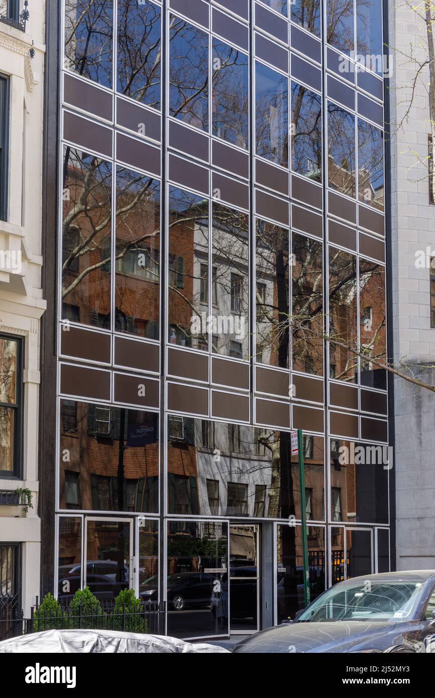 Frühes Philip Johnson-Gebäude aus dem Jahr 1959, Upper East Side, ehemals Asia Society, beherbergt heute die Russell Sage Foundation. New York, NY, USA. Stockfoto
