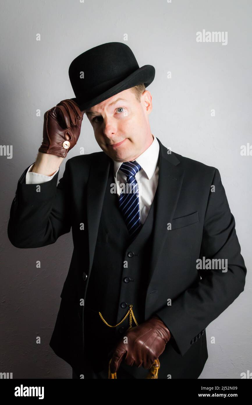 Porträt eines britischen Geschäftsmannes, der höflich Bowler-Hut anstpasst. Vintage Style und Retro Fashion des englischen Gentleman. Stockfoto