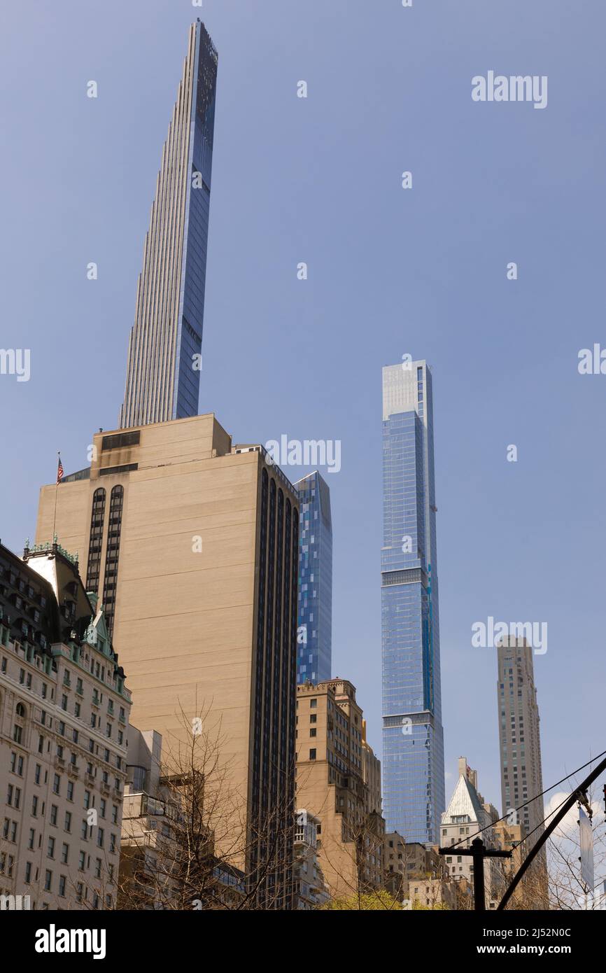 Ein Blick auf die „Skinnies“, Wolkenkratzer in der Nähe des Central Park South, einschließlich Steinway Tower auf der linken Seite, New York, NY, USA. Stockfoto