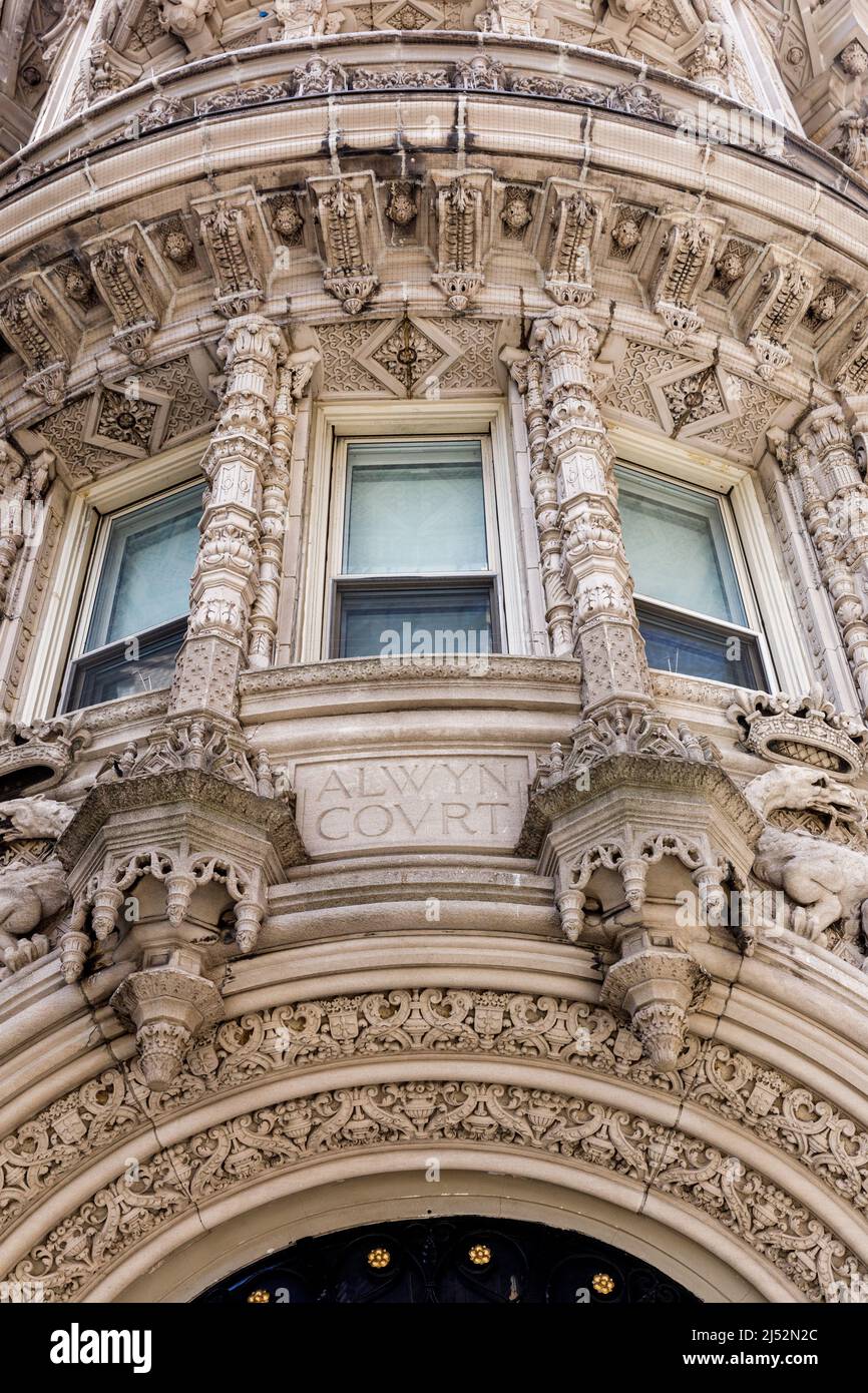 Die luxuriösen Apartments des Alwyn Court sind mit kunstvollen Terrakotta-Ornamenten im Stil der französischen Renaissance von Francis I, Midtown Manhattan, verkleidet Stockfoto
