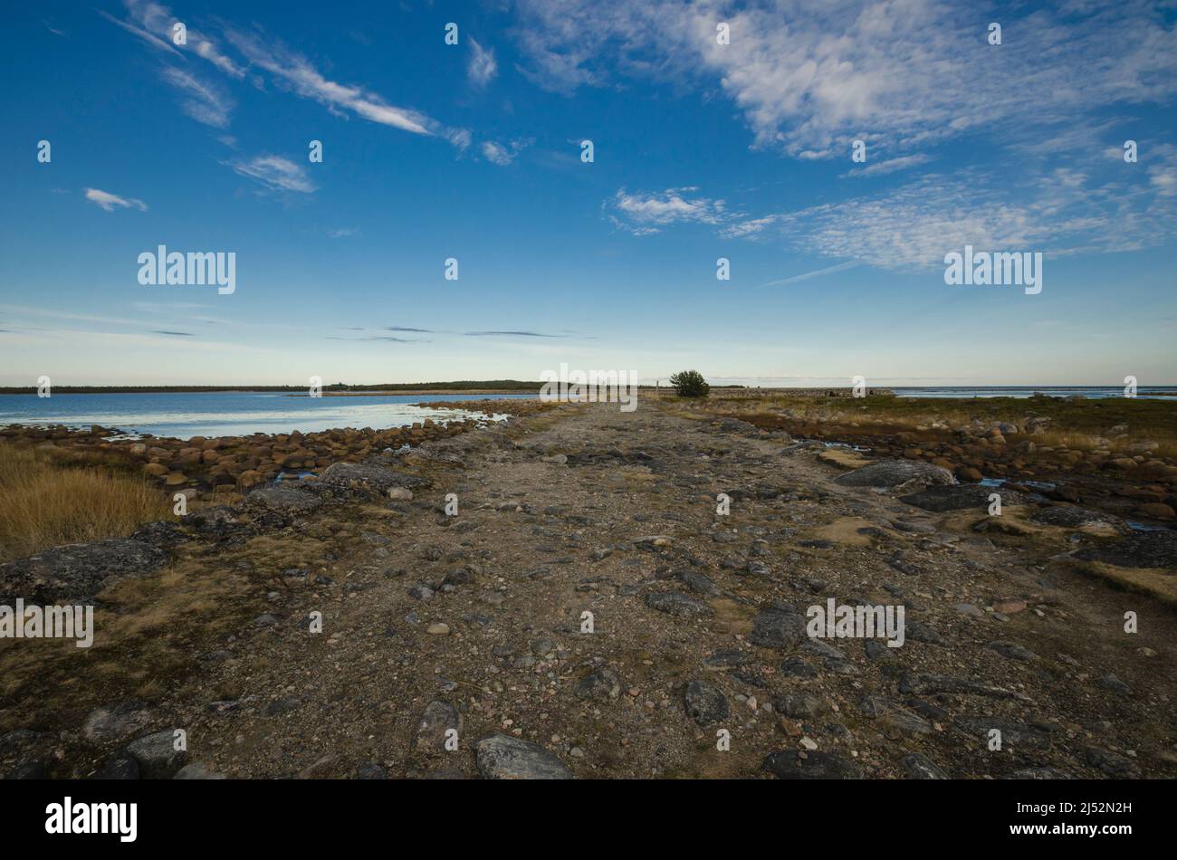 Steinfassdamm zwischen den Inseln. Solovetsky-Inseln. Antiker Klosterweg Stockfoto