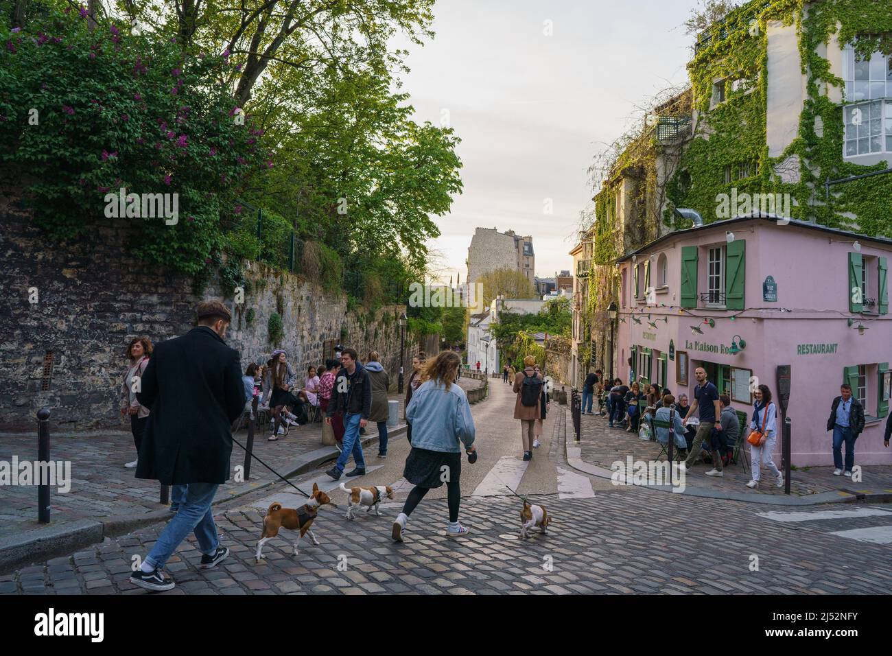 Paris, Frankreich. 14. April 2022. Touristen auf der Rue de l'Abreuvoir im Viertel Grandes-CarriÃ¨res des Pariser Arrondissements 18. (Frankreich). Die Rue de l'Abreuvoir ist eine der schönsten, schönsten und malerischsten Straßen von Paris und eine der meistbesuchten Ecken von Paris. (Bild: © Atilano Garcia/SOPA Images via ZUMA Press Wire) Stockfoto