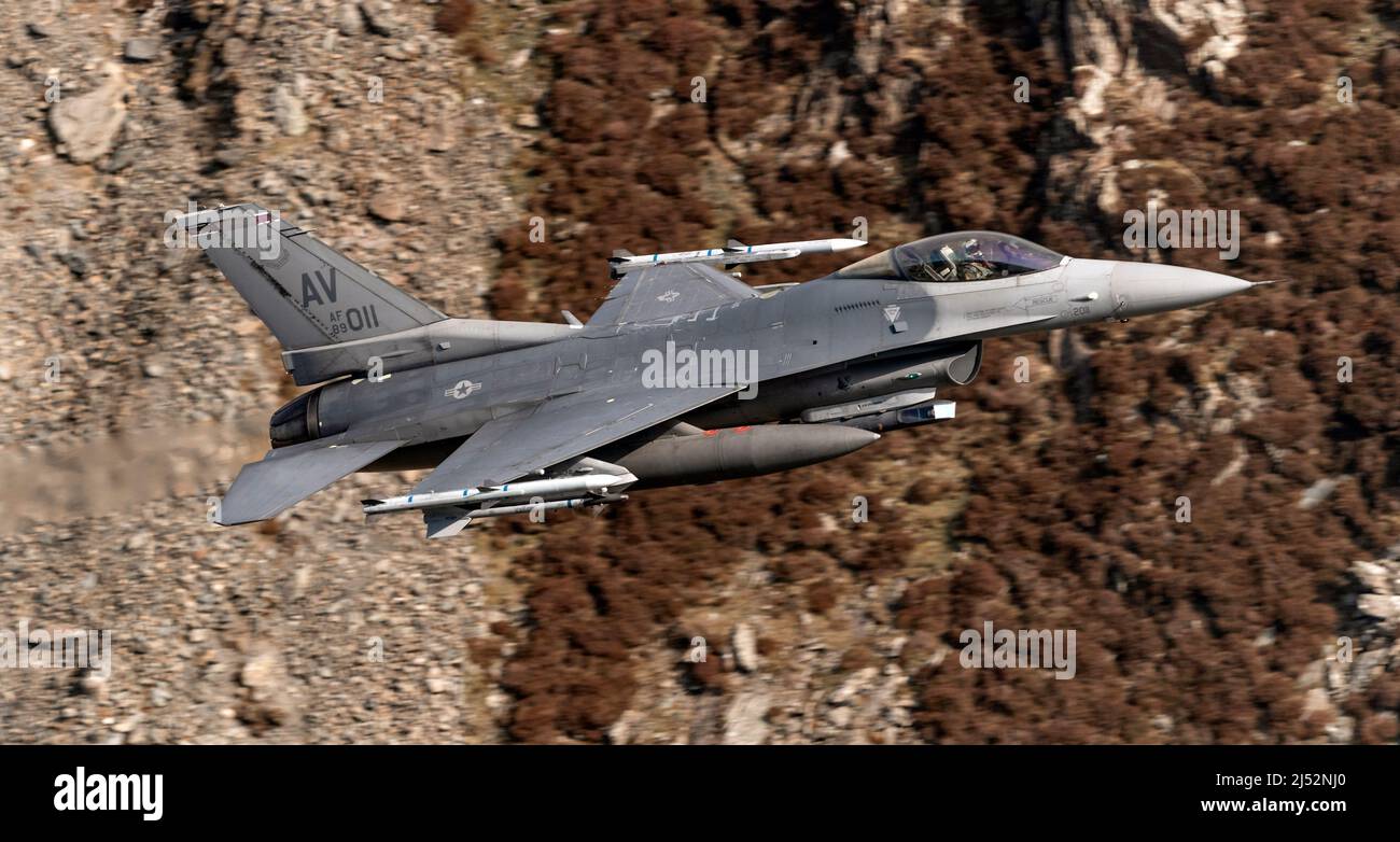 F-16cm Kampfflugzeuge von Falcon aus dem Jagdgeschwader 510., bekannt als die „Bussards“ aus Aviano, Italien, im Einsatz bei RAF Lakenheath für Training Stockfoto