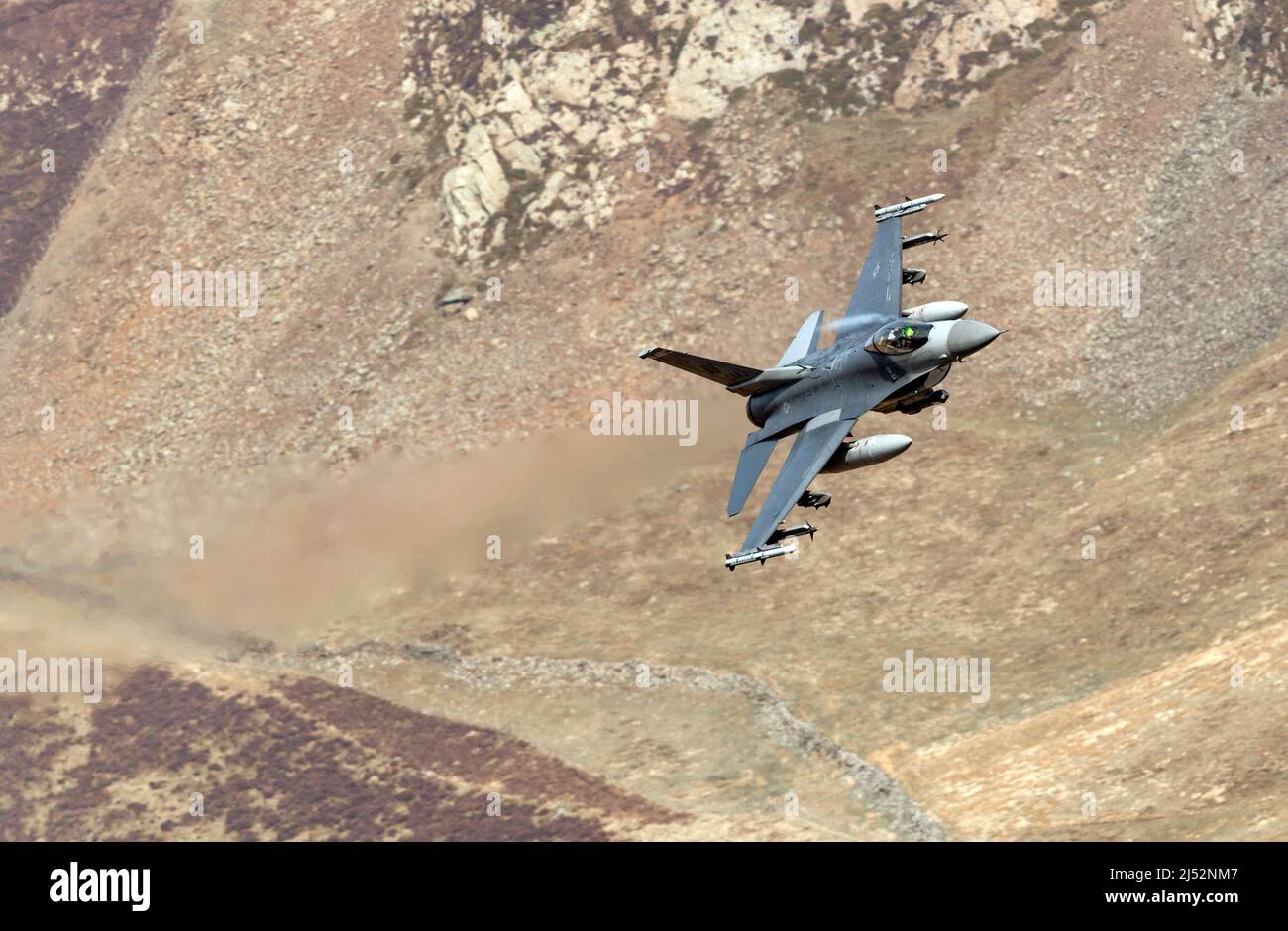 F-16cm Kampfflugzeuge von Falcon aus dem Jagdgeschwader 510., bekannt als die „Bussards“ aus Aviano, Italien, im Einsatz bei RAF Lakenheath für Training Stockfoto