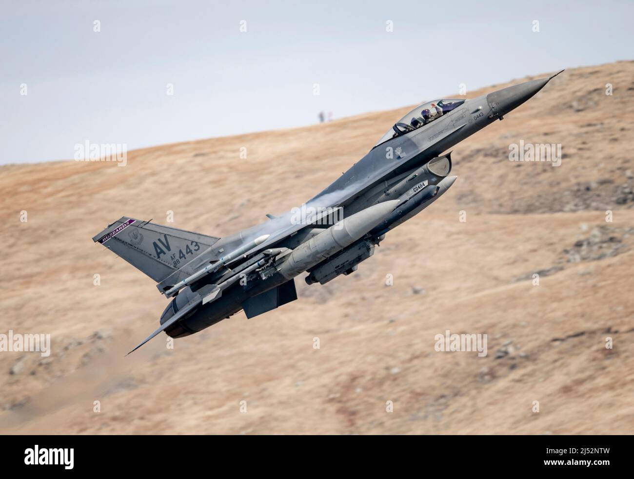 F-16cm Kampfflugzeuge von Falcon aus dem Jagdgeschwader 510., bekannt als die „Bussards“ aus Aviano, Italien, im Einsatz bei RAF Lakenheath für Training Stockfoto