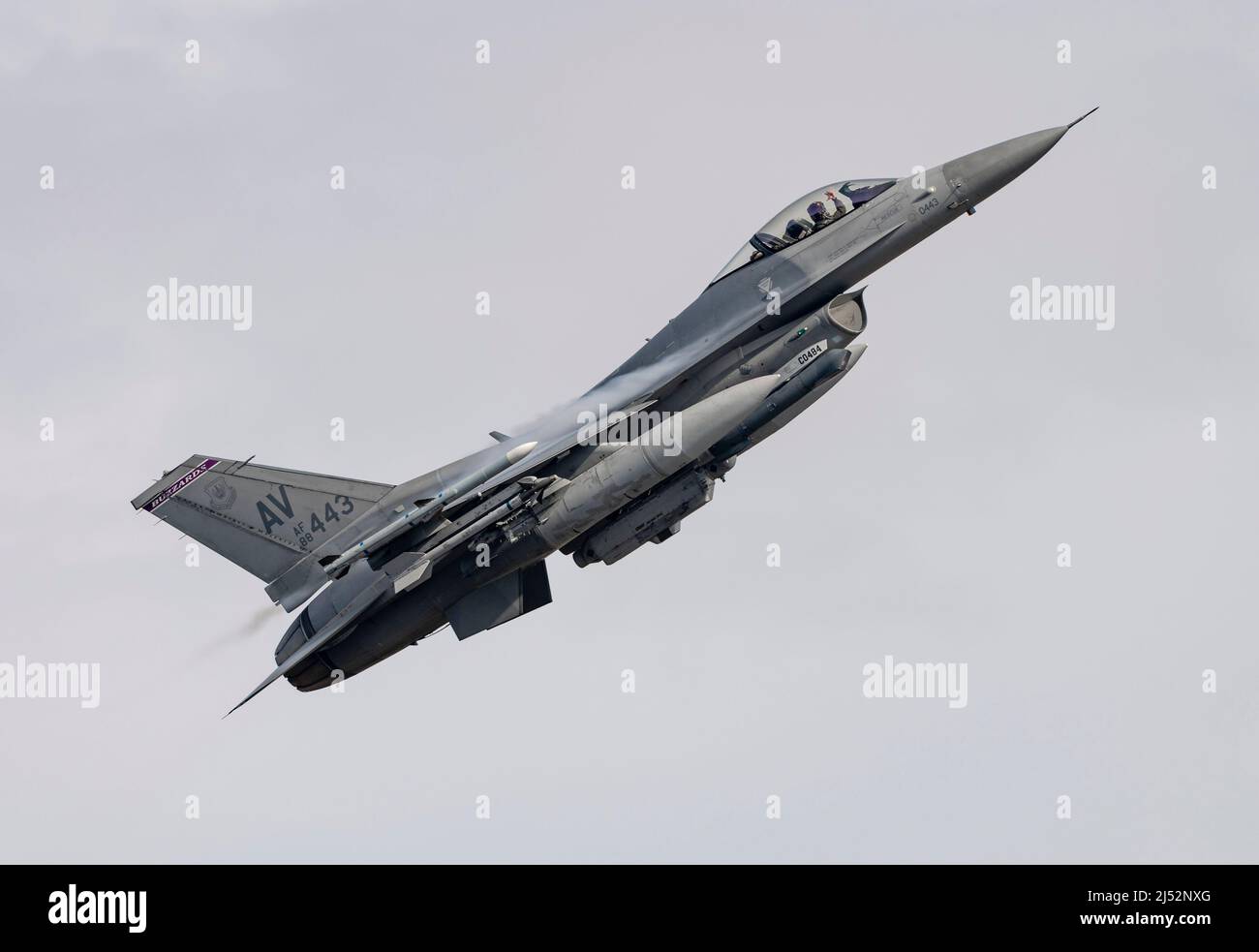 F-16cm Kampfflugzeug der Jagdgeschwader 510., bekannt als die „Bussards“ aus Aviano, Italien, wird zur Ausbildung bei RAF Lakenheath eingesetzt Stockfoto