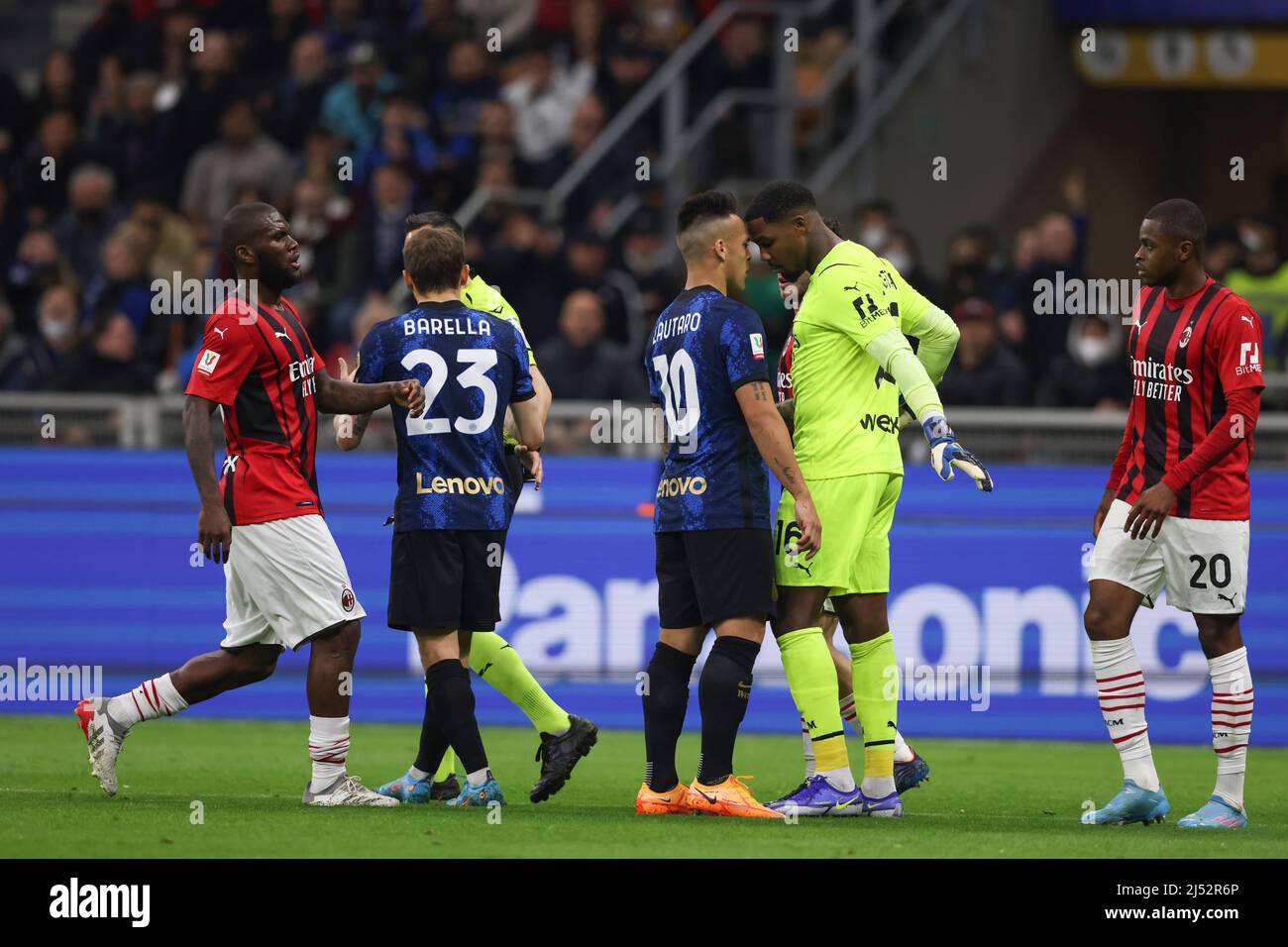 Mailand, Italien, 19.. April 2022.Lautaro Martinez vom FC Internazionale setzt sich während des Coppa Italia-Spiels bei Giuseppe Meazza, Mailand, gegen Mike Maignan vom AC Mailand ein. Bildnachweis sollte lauten: Jonathan Moscrop / Sportimage Stockfoto