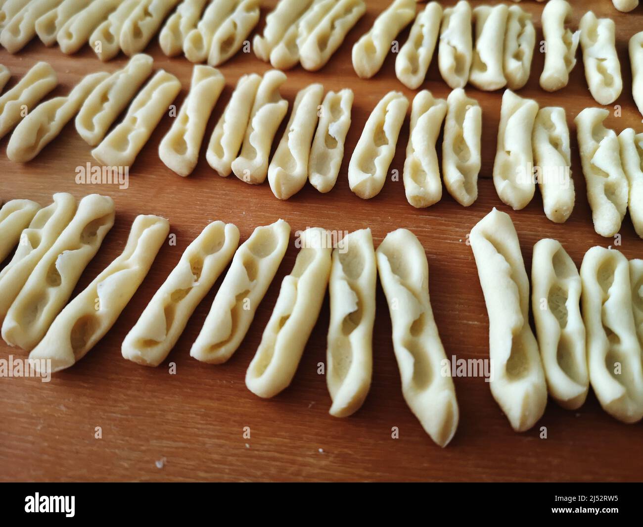 Nahaufnahme der hausgemachten Cavatelli Pasta auf einem Tisch Stockfoto