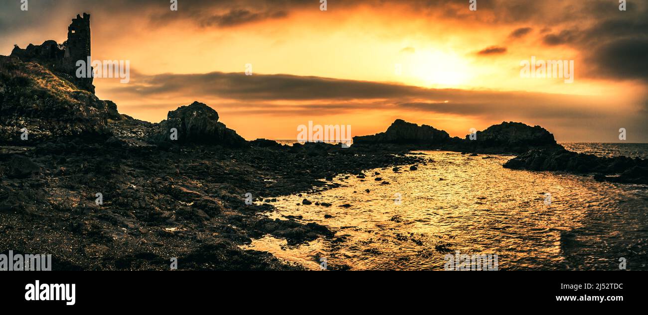 Ruinen von Dunure Castle am felsigen Strand bei Sonnenuntergang, South Ayrshire, Schottland, Großbritannien Stockfoto