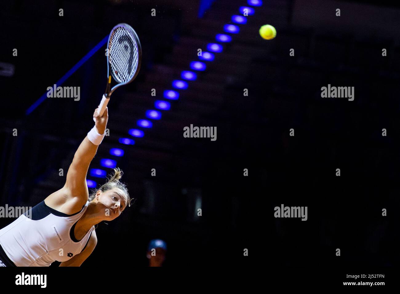 Stuttgart, Deutschland. 19. April 2022. Tennis: WTA Tour - Stuttgart, Einzel, Frauen, 1. Runden, Niemeier (Deutschland) - Andreescu (Kanada). Jule Niemeier aus Deutschland in Aktion. Quelle: Tom Weller/dpa/Alamy Live News Stockfoto