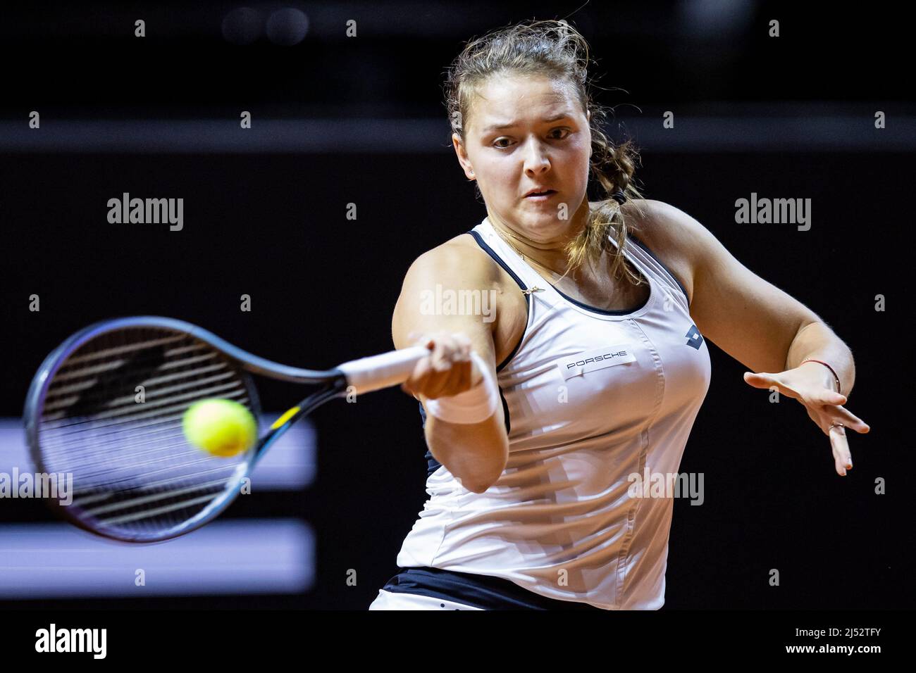 Stuttgart, Deutschland. 19. April 2022. Tennis: WTA Tour - Stuttgart, Einzel, Frauen, 1. Runden, Niemeier (Deutschland) - Andreescu (Kanada). Jule Niemeier aus Deutschland in Aktion. Quelle: Tom Weller/dpa/Alamy Live News Stockfoto