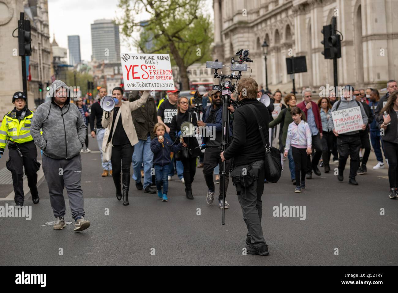 London, Großbritannien. 19. Apr, 2022. Eine kleine Demonstration von Anti-Vaxern, Anti-On-Line-Harm-Gesetz und Freedom-Partei-Demonstranten blockierte den Eingang zum Unterhaus und verursachte große Verkehrsstörungen. Die Demonstranten zogen später in die Downing Street, wo sie den Eingang mit einem Sitzprotest blockierten.Kredit: Ian Davidson/Alamy Live News Stockfoto