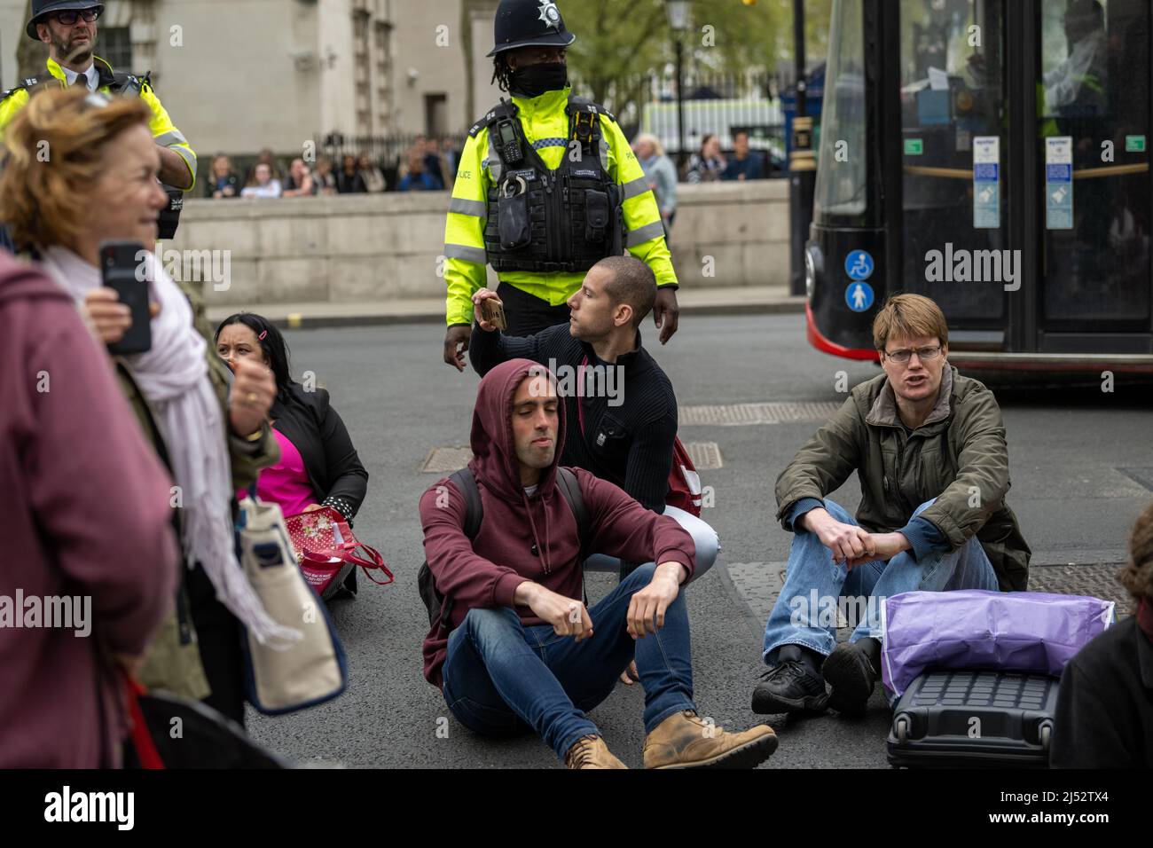 London, Großbritannien. 19. Apr, 2022. Eine kleine Demonstration von Anti-Vaxern, Anti-On-Line-Harm-Gesetz und Freedom-Partei-Demonstranten blockierte den Eingang zum Unterhaus und verursachte große Verkehrsstörungen. Die Demonstranten zogen später in die Downing Street, wo sie den Eingang mit einem Sitzprotest blockierten.Kredit: Ian Davidson/Alamy Live News Stockfoto