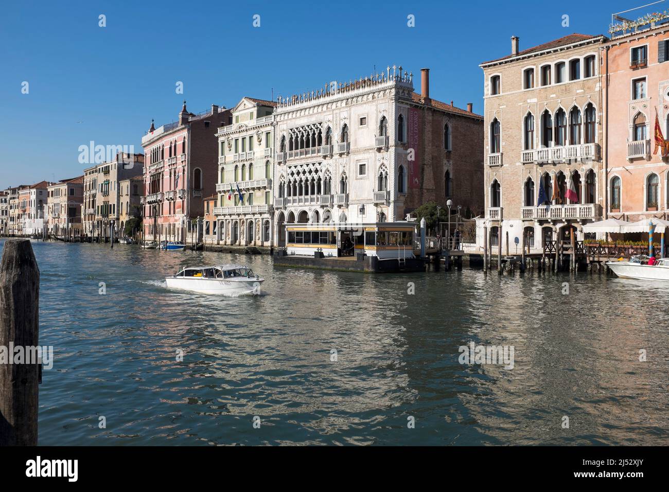 Das private Wassertaxi fährt am Ca Doro auf dem Canal Grande in Venedig Italien vorbei Stockfoto