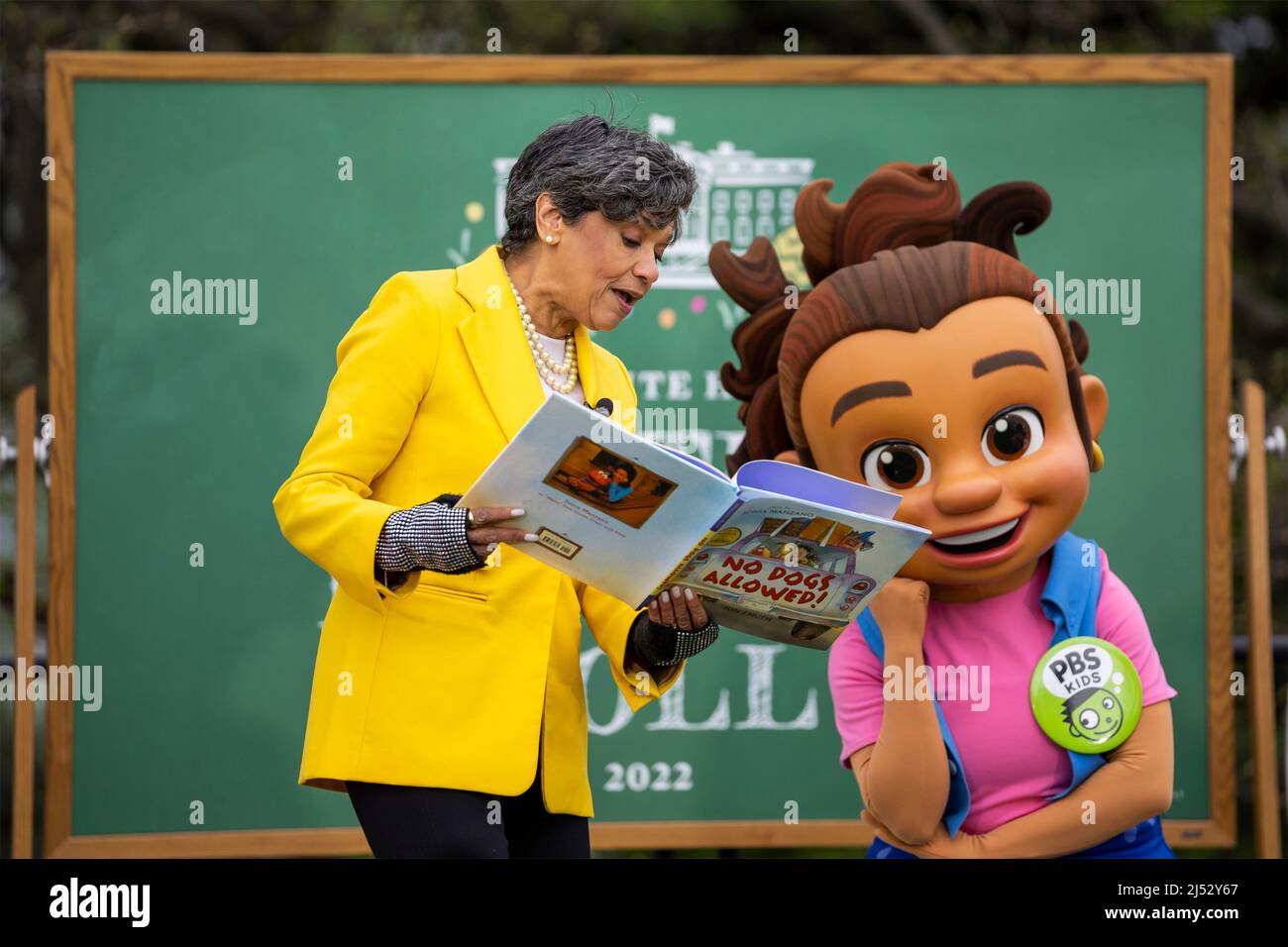 Washington, Vereinigte Staaten Von Amerika. 18. April 2022. Washington, Vereinigte Staaten von Amerika. 18. April 2022. PBS KIDS Series Creator, Kinderbuchautorin und ehemalige Sesamstraße-Figur, Sonia Manzano, links, liest aus ihrem Buch beim jährlichen Ostereierrollen auf dem South Lawn des Weißen Hauses, 18. April 2022 in Washington, DC die jährliche Veranstaltung kehrte nach einer zweijährigen Pause aufgrund der Pandemie ins Weiße Haus zurück. Bild: Adam Schultz/White House Photo/Alamy Live News Stockfoto