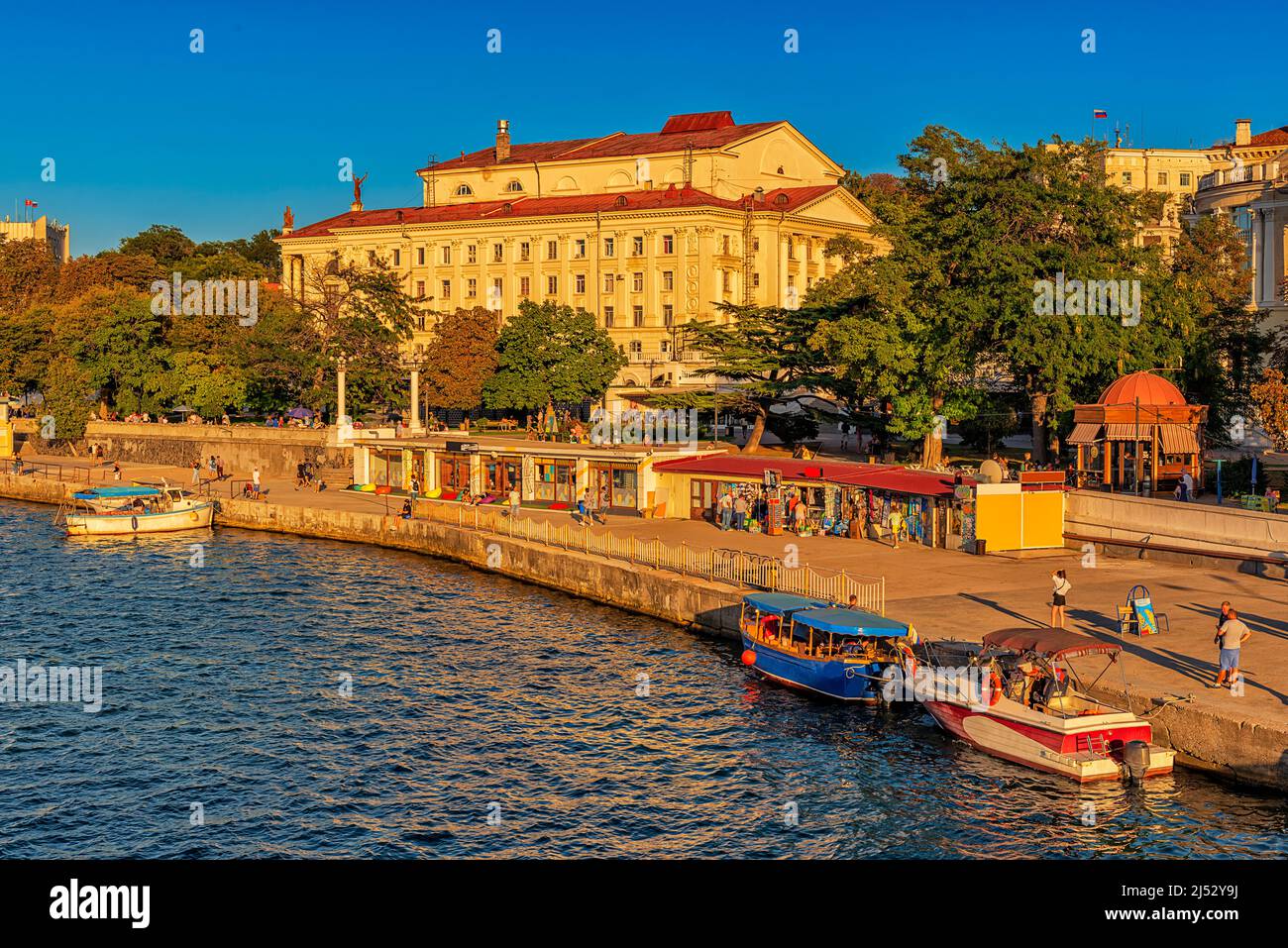 Kornilow-Ufer in der Artilleriebucht von Sewastopol Stockfoto