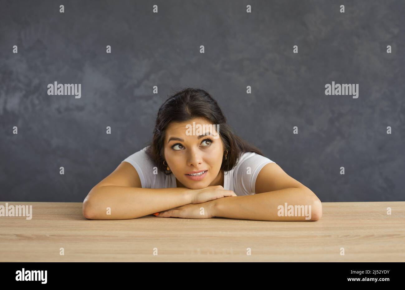 Junge Frau schaut nach Möglichkeiten Stockfoto