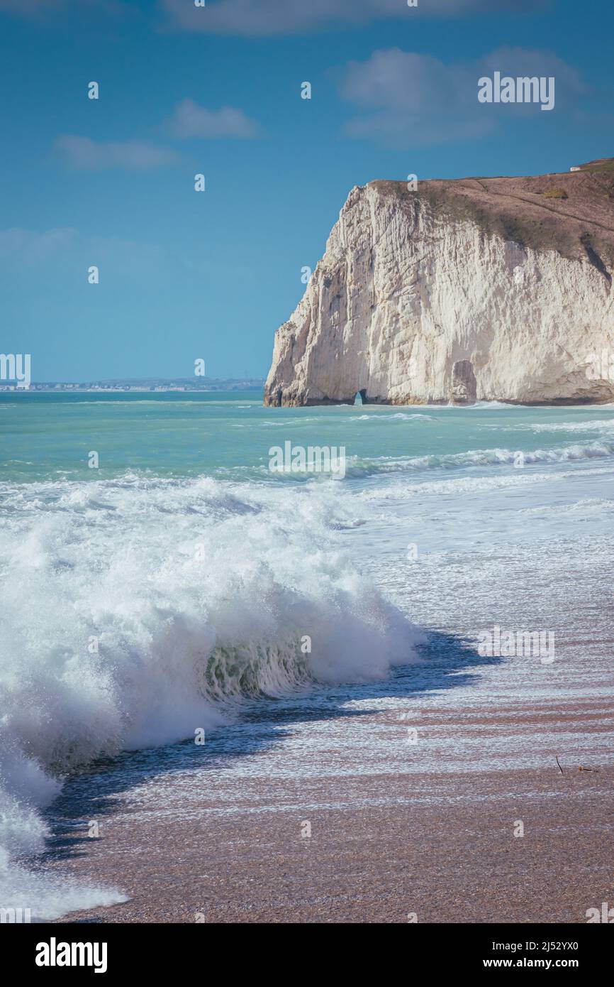 Wellen am sonnigen Sandstrand, Jurassic Coast, Dorset, Großbritannien Stockfoto