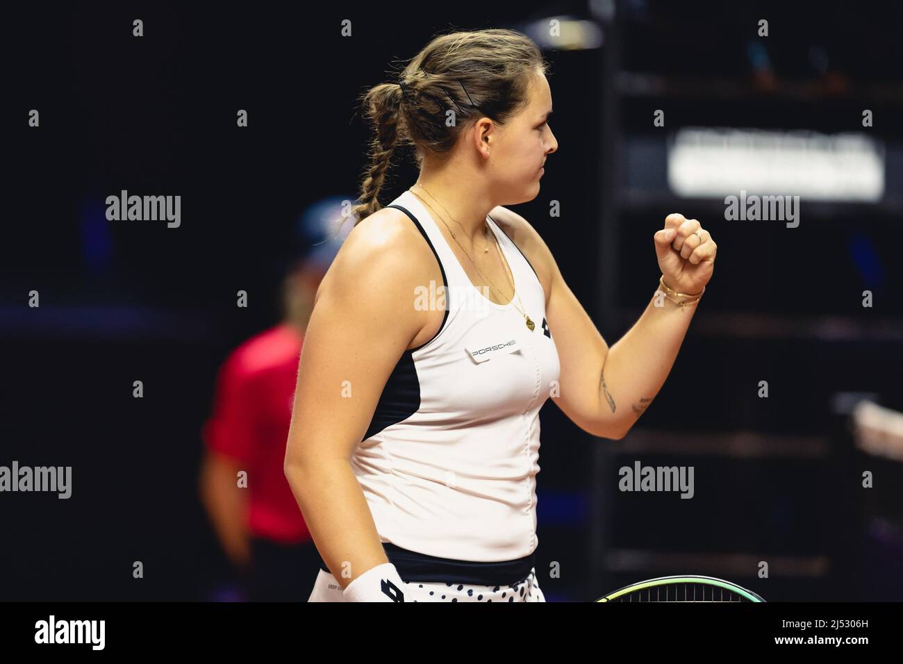 Stuttgart, Deutschland. 19. April 2022. Jule Niemeier aus Deutschland feiert einen Punkt bei ihrem 1. Round-Singles-Spiel des Porsche Tennis Grand Prix 2022 gegen Bianca Andreescu aus Kanada in der Porsche Arena in Stuttgart Dan O' Connor/SPP Credit: SPP Sport Press Photo. /Alamy Live News Stockfoto