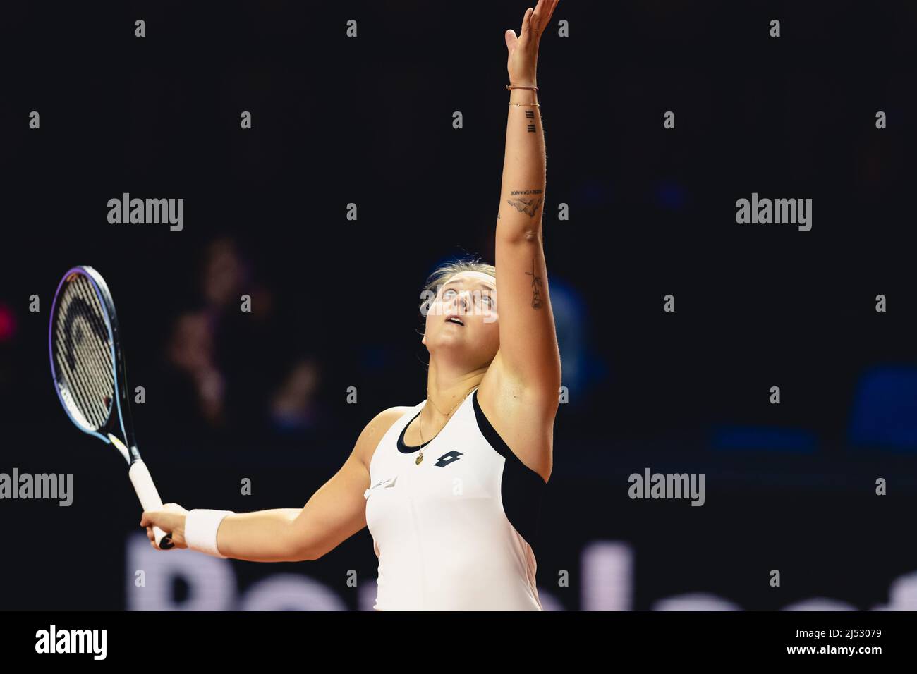 Stuttgart, Deutschland. 19. April 2022. Jule Niemeier aus Deutschland bedient den Ball während ihres 1. Round-Singles-Spiels des Porsche Tennis Grand Prix 2022 gegen Bianca Andreescu aus Kanada in der Porsche Arena in Stuttgart Dan O' Connor/SPP Credit: SPP Sport Press Photo. /Alamy Live News Stockfoto