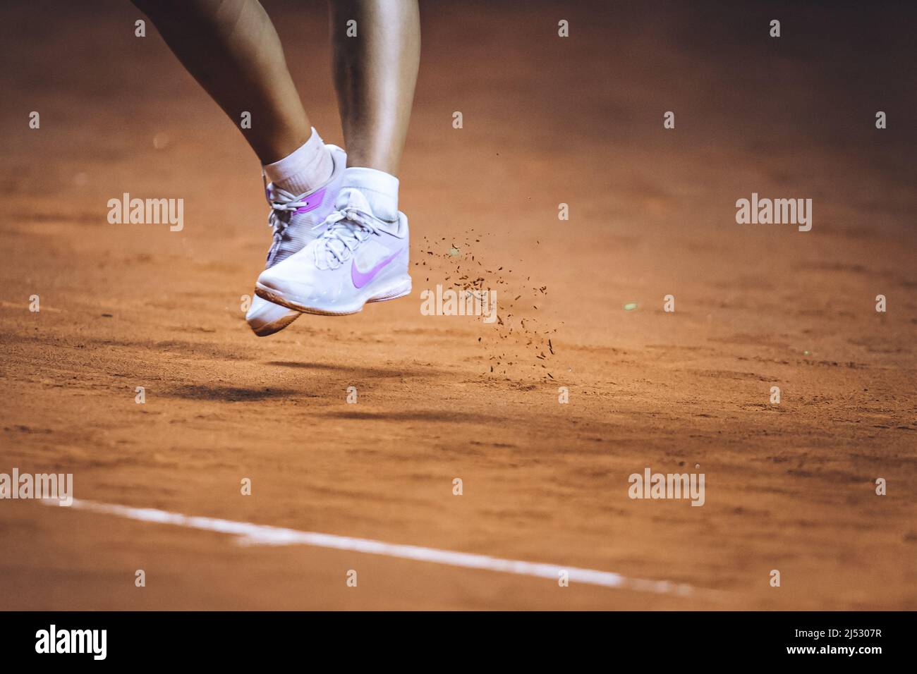 Stuttgart, Deutschland. 19. April 2022. Bianca Andreescu aus Kanada in Aktion während ihres 1. Round-Singles-Spiels des Porsche Tennis Grand Prix 2022 gegen den Deutschen Jule Niemeier in der Porsche Arena in Stuttgart Dan O' Connor/SPP Credit: SPP Sport Press Photo. /Alamy Live News Stockfoto