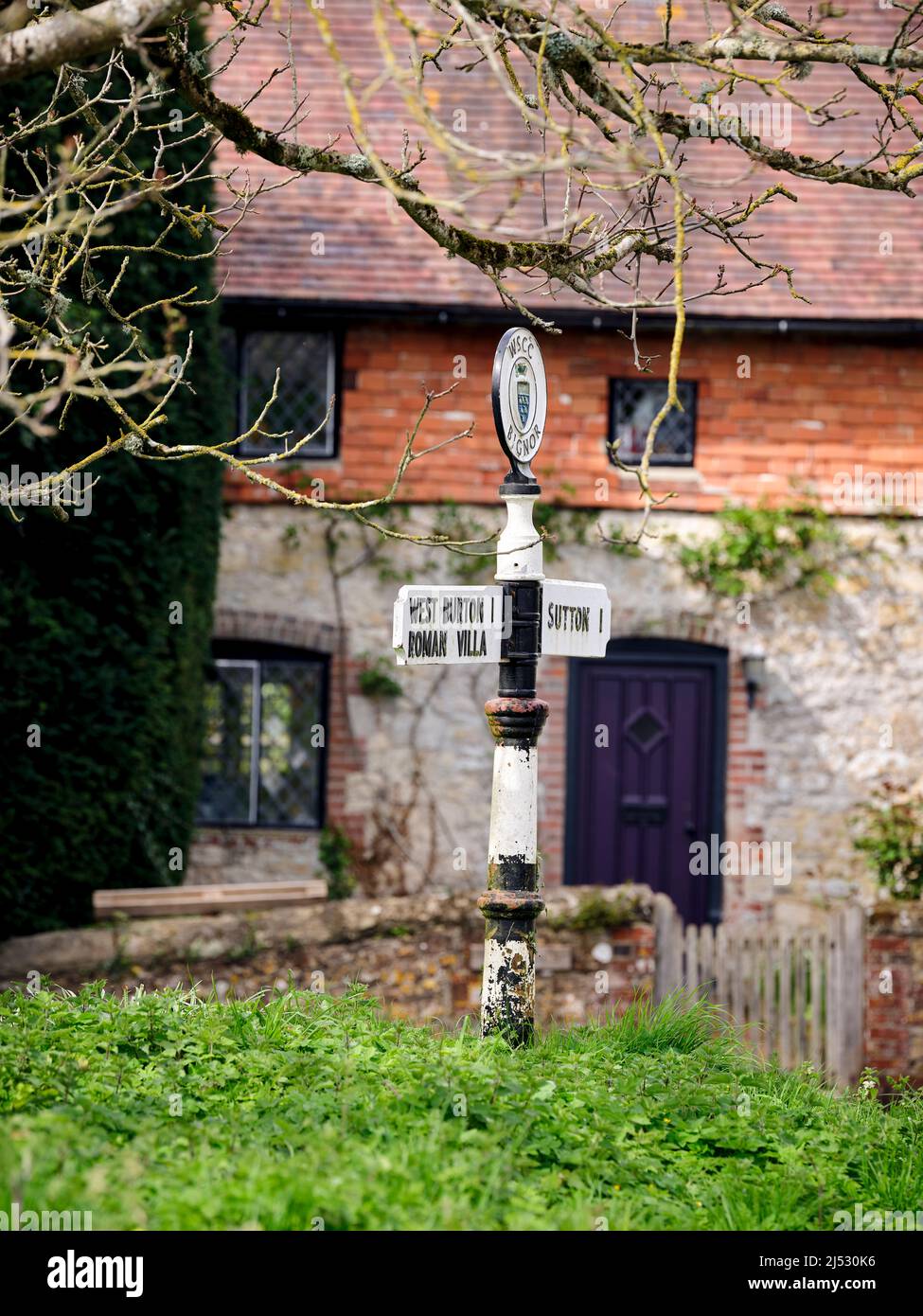 Ein vintage Fingerpost Zeichen für Bignor Roman Villa in der Nähe von West Burton und Sutton, West Sussex, Großbritannien Stockfoto