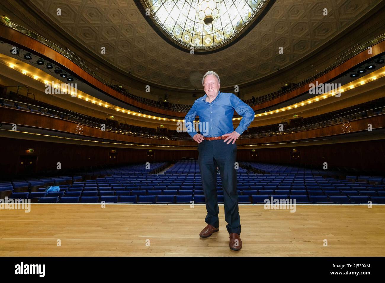 Der ehemalige Fußballmanager Neil Warnock begibt sich auf eine Einzelmannshow, um seine vielen Geschichten zu erzählen, nachdem er sich im Alter von 73 Jahren aus dem Spiel zurückzog Stockfoto