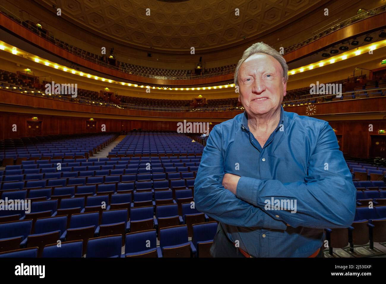 Der ehemalige Fußballmanager Neil Warnock begibt sich auf eine Einzelmannshow, um seine vielen Geschichten zu erzählen, nachdem er sich im Alter von 73 Jahren aus dem Spiel zurückzog Stockfoto