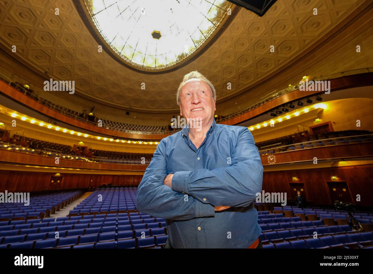 Der ehemalige Fußballmanager Neil Warnock begibt sich auf eine Einzelmannshow, um seine vielen Geschichten zu erzählen, nachdem er sich im Alter von 73 Jahren aus dem Spiel zurückzog Stockfoto