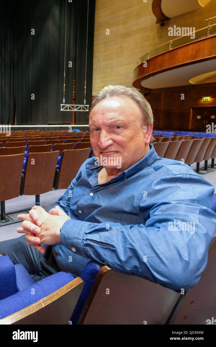 Der ehemalige Fußballmanager Neil Warnock begibt sich auf eine Einzelmannshow, um seine vielen Geschichten zu erzählen, nachdem er sich im Alter von 73 Jahren aus dem Spiel zurückzog Stockfoto