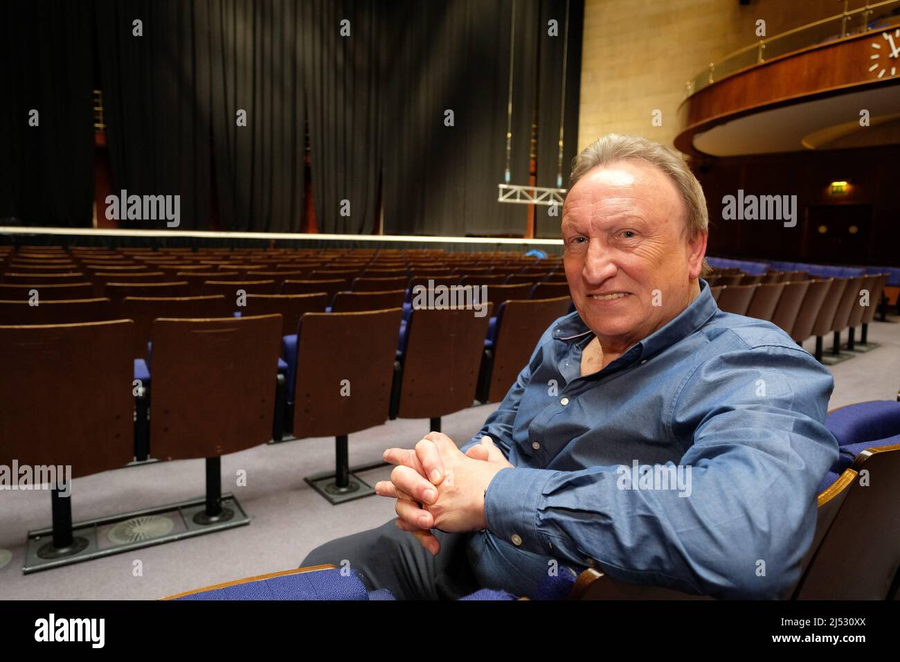 Der ehemalige Fußballmanager Neil Warnock begibt sich auf eine Einzelmannshow, um seine vielen Geschichten zu erzählen, nachdem er sich im Alter von 73 Jahren aus dem Spiel zurückzog Stockfoto