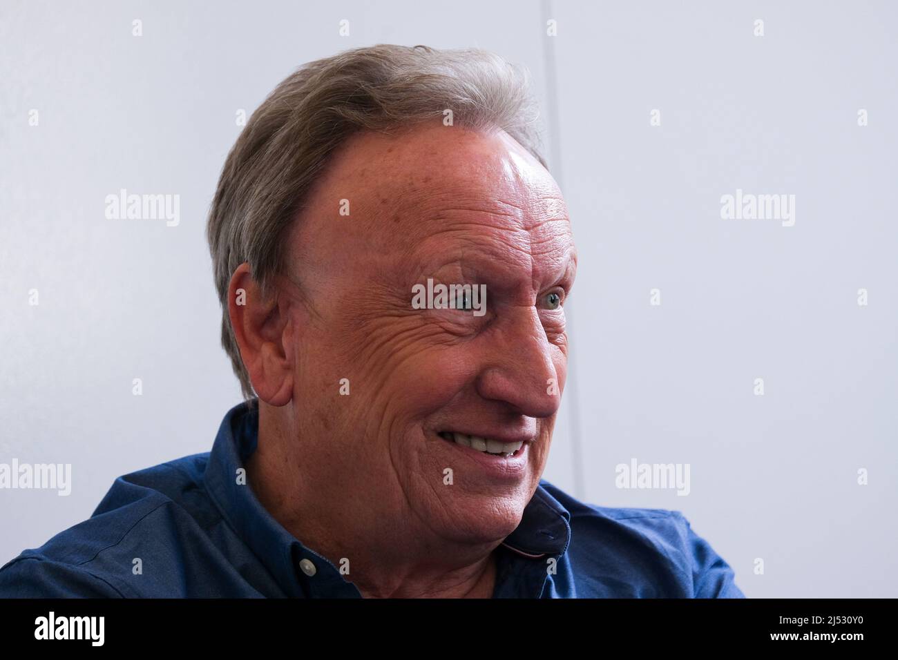 Der ehemalige Fußballmanager Neil Warnock begibt sich auf eine Einzelmannshow, um seine vielen Geschichten zu erzählen, nachdem er sich im Alter von 73 Jahren aus dem Spiel zurückzog Stockfoto