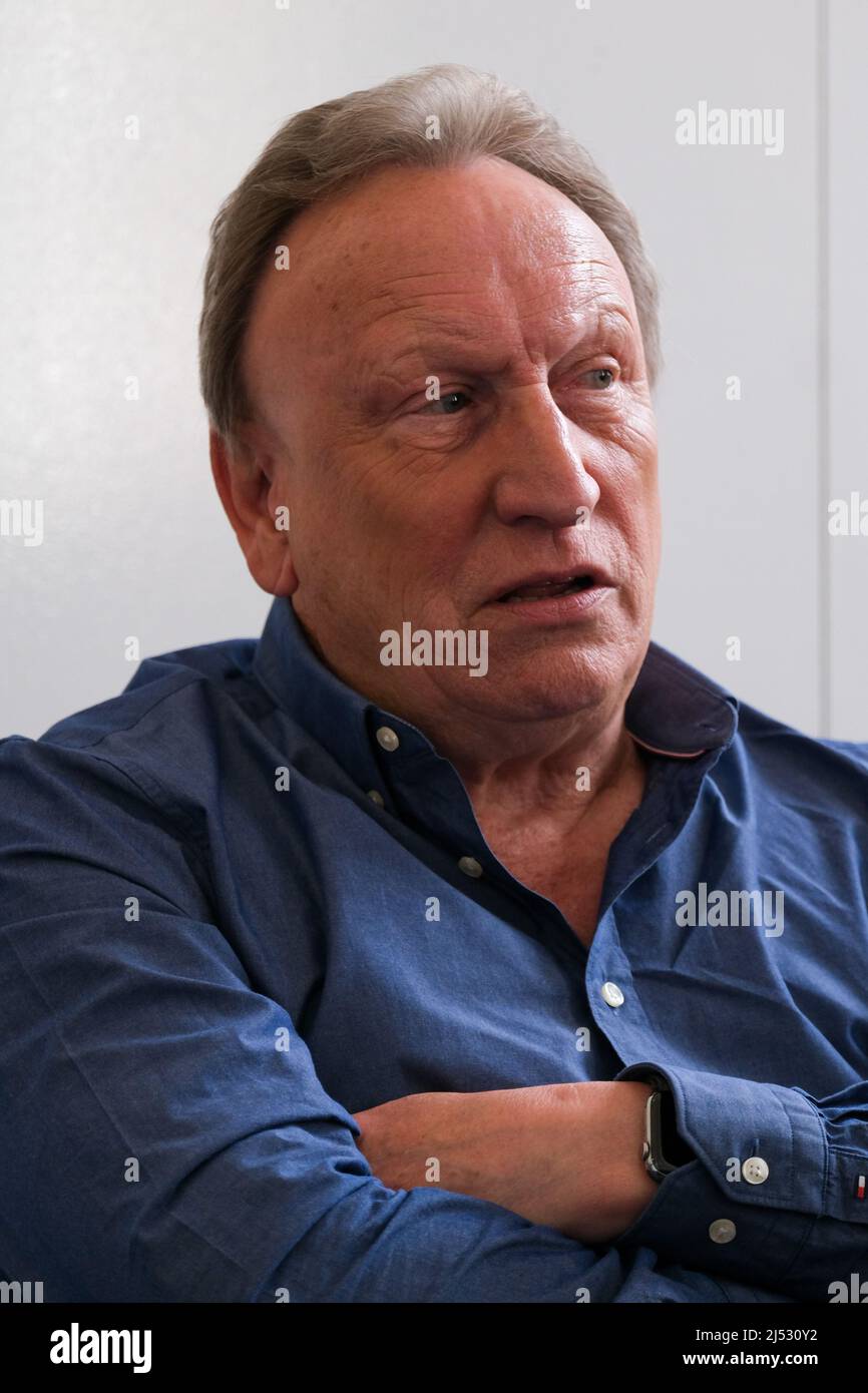Der ehemalige Fußballmanager Neil Warnock begibt sich auf eine Einzelmannshow, um seine vielen Geschichten zu erzählen, nachdem er sich im Alter von 73 Jahren aus dem Spiel zurückzog Stockfoto