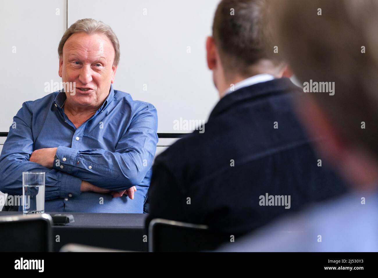 Der ehemalige Fußballmanager Neil Warnock begibt sich auf eine Einzelmannshow, um seine vielen Geschichten zu erzählen, nachdem er sich im Alter von 73 Jahren aus dem Spiel zurückzog Stockfoto